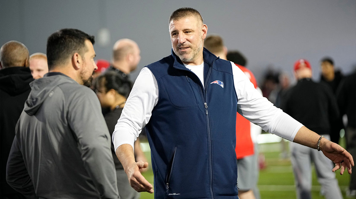 Ohio State Buckeyes head coach Ryan Day talks to New England Patriots head coach Mike Vrabel during the pro day for NFL scouts at the Woody Hayes Athletic Center on March 26, 2025.
