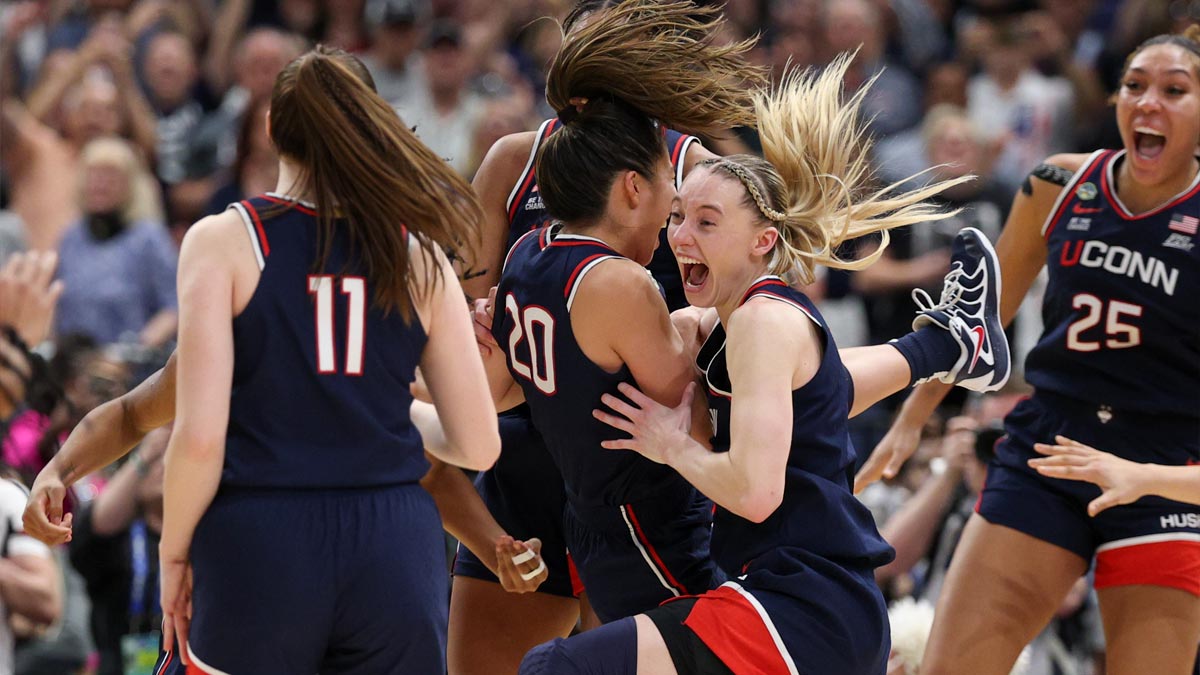 Connecticut Huskies guard Paige Bueckers (5) celebrates with her teammates after winning the national championship of the women's 2025 NCAA tournament against the South Carolina Gamecocks at Amalie Arena.