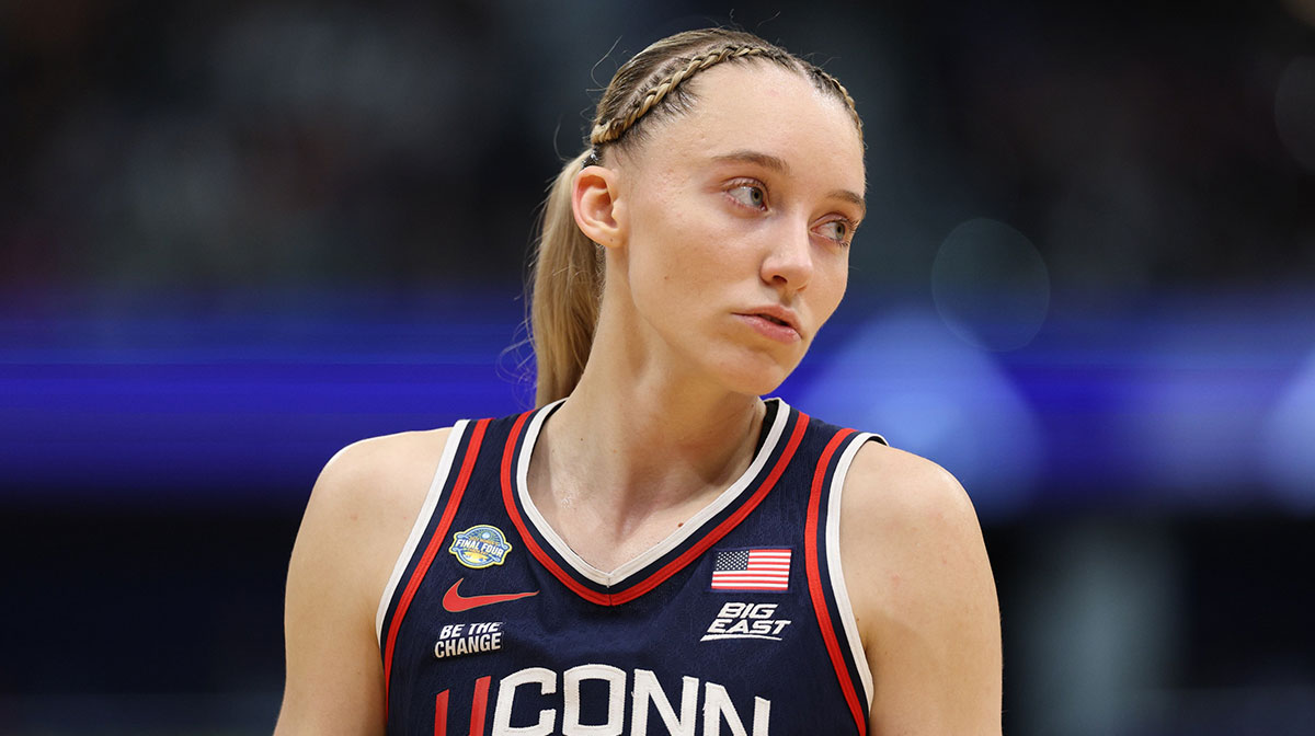 Connecticut Huskies guard Paige Bueckers (5) plays against the UCLA Bruins during second quarter in a semifinal of the women's 2025 NCAA tournament at Amalie Arena.