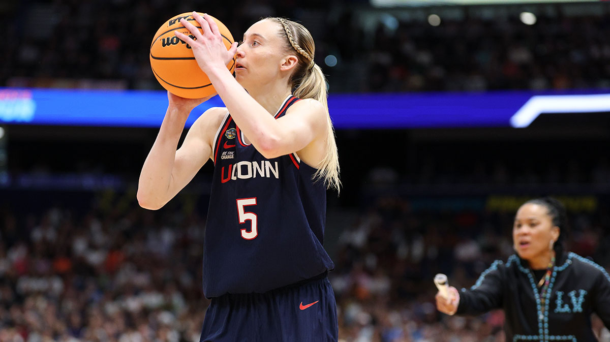 Connecticut Huskies guard Paige Bueckers (5) shoots the ball against the South Carolina Gamecocks during the first half of the national championship of the women's 2025 NCAA tournament at Amalie Arena.