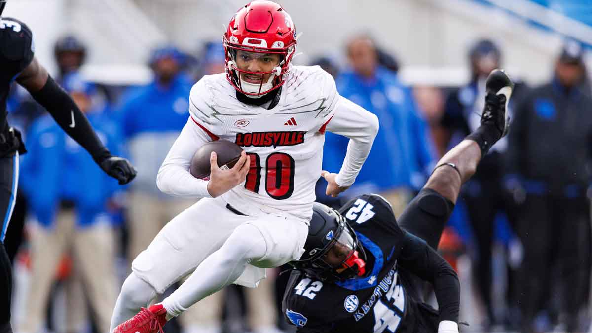 Louisville Cardinals quarterback Pierce Clarkson (10) runs the ball during the fourth quarter against the Kentucky Wildcats at Kroger Field.