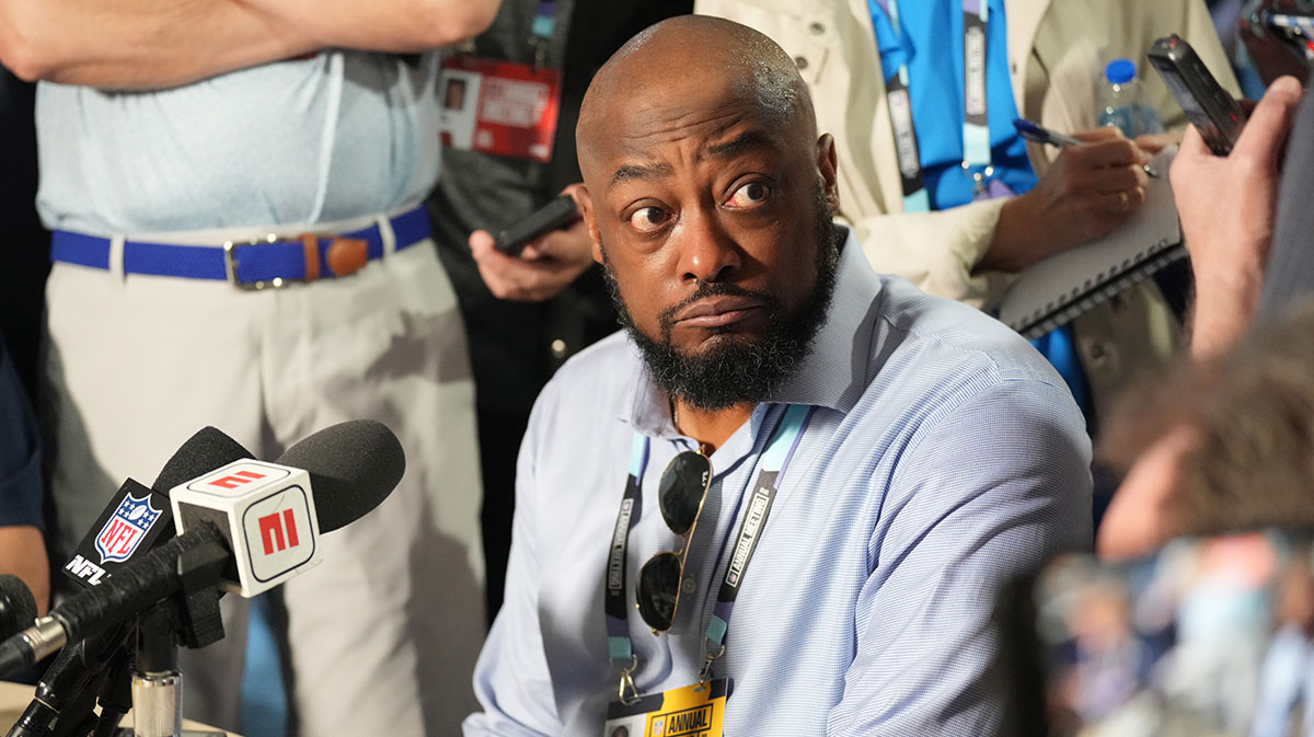 Pittsburgh Steelers head coach Mike Tomlin answers questions from the medianduring the NFL Annual League Meeting at The Breakers.