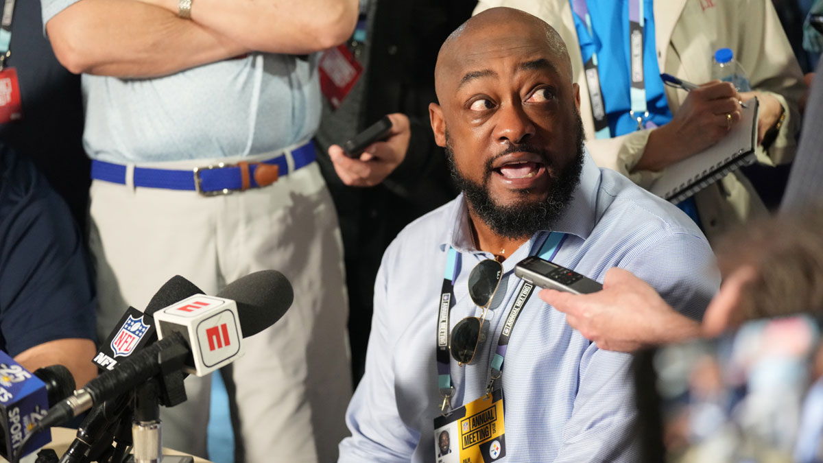 Pittsburgh Steelers head coach Mike Tomlin answers questions from the medianduring the NFL Annual League Meeting at The Breakers.