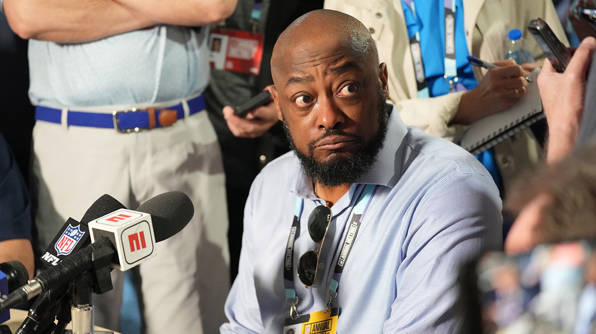 Pittsburgh Steelers head coach Mike Tomlin answers questions from the medianduring the NFL Annual League Meeting at The Breakers.