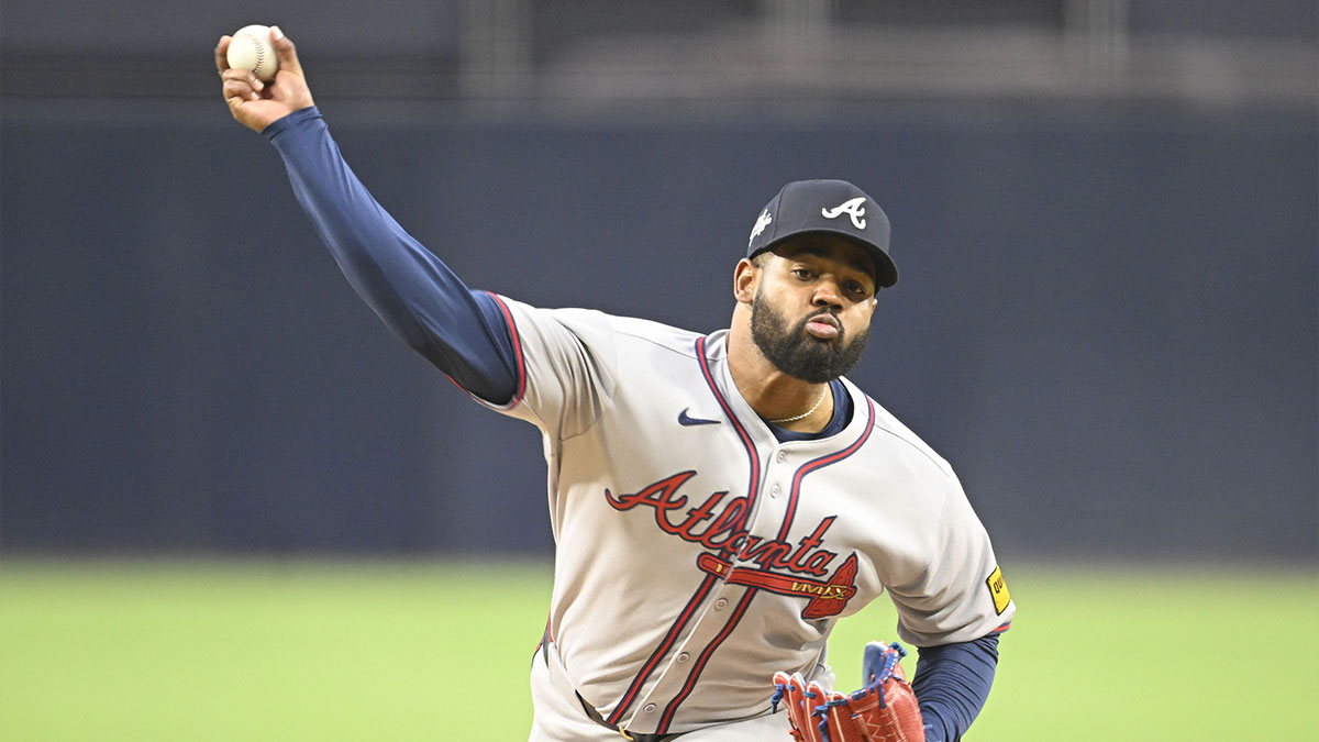 Atlanta Braves starting pitcher Reynaldo Lopez (40) delivers during first inning against the San Diego Padres at Petco Park