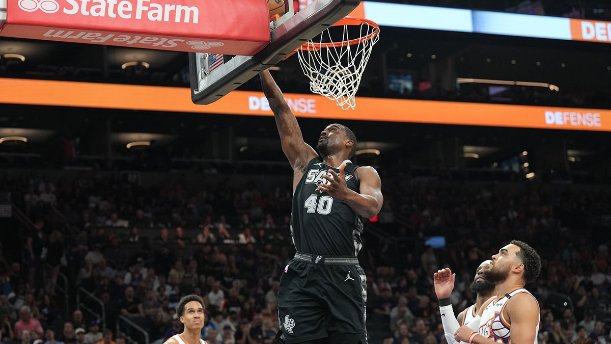 San Antonio Spurs forward Harrison Barnes (40) puts up a layup against the San Antonio Spurs during the first half at Footprint Center.