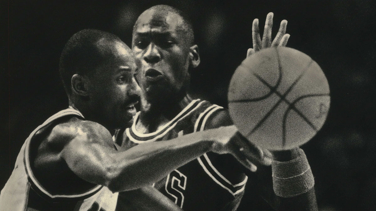 Bucks guard Sidney Moncrief dishes off as Chicago's Michael Jordan nears in 1988.