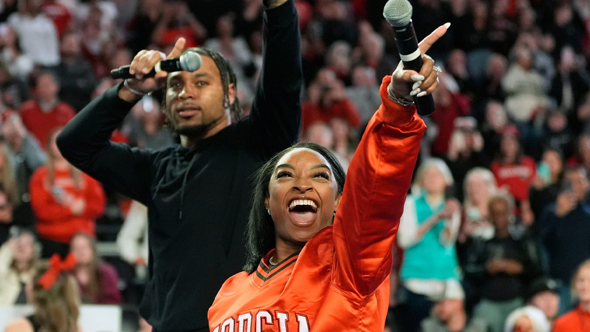 Simone Biles calls the Dawg with her husband Jonathan Owens during a NCAA gymnastics meet against Boise State in Athens, Ga., on Friday, Jan. 17, 2024. Georgia won 196.825 to 193.600. Mandatory Credit: © Joshua L. Jones / USA TODAY NETWORK via Imagn Images