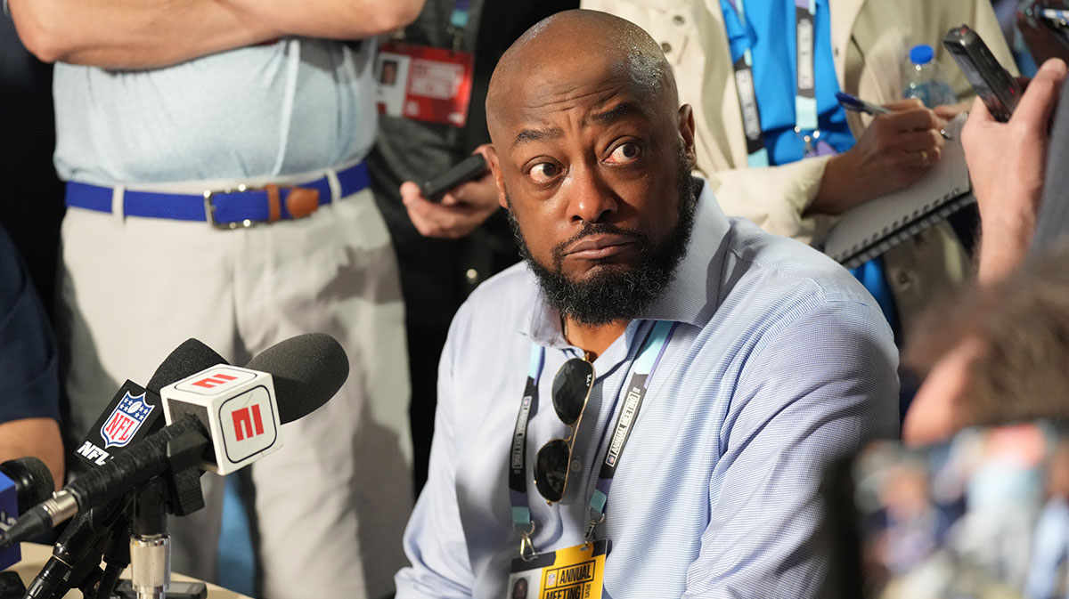 Pittsburgh Steelers head coach Mike Tomlin answers questions from the medianduring the NFL Annual League Meeting at The Breakers.