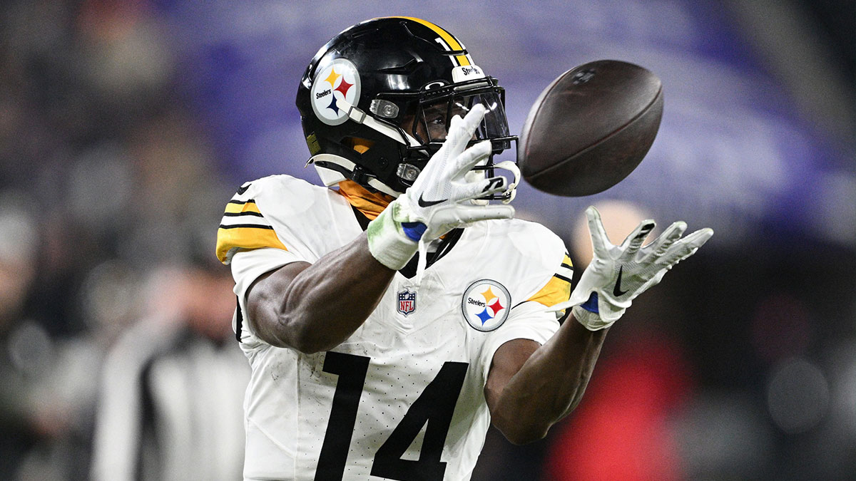 Pittsburgh Steelers wide receiver George Pickens (14) makes a catch against the Baltimore Ravens in the third quarter in an AFC wild card game at M&T Bank Stadium.