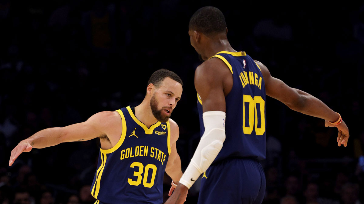 Golden State Warriors guard Stephen Curry (30) celebrates with forward Jonathan Kuminga (00) after a basket during the third quarter against the Los Angeles Lakers at Crypto.com Arena.