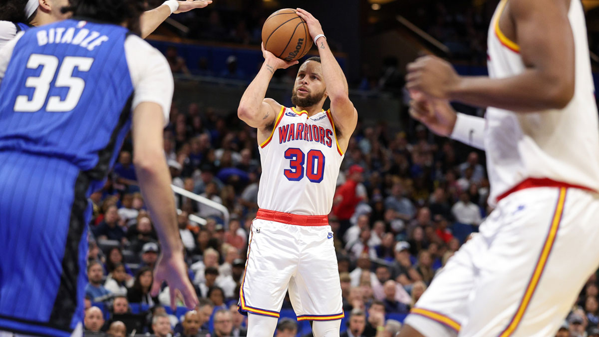 Golden State Warriors guard Stephen Curry (30) shoots the ball against the Orlando Magic in the third quarter at Kia Center.