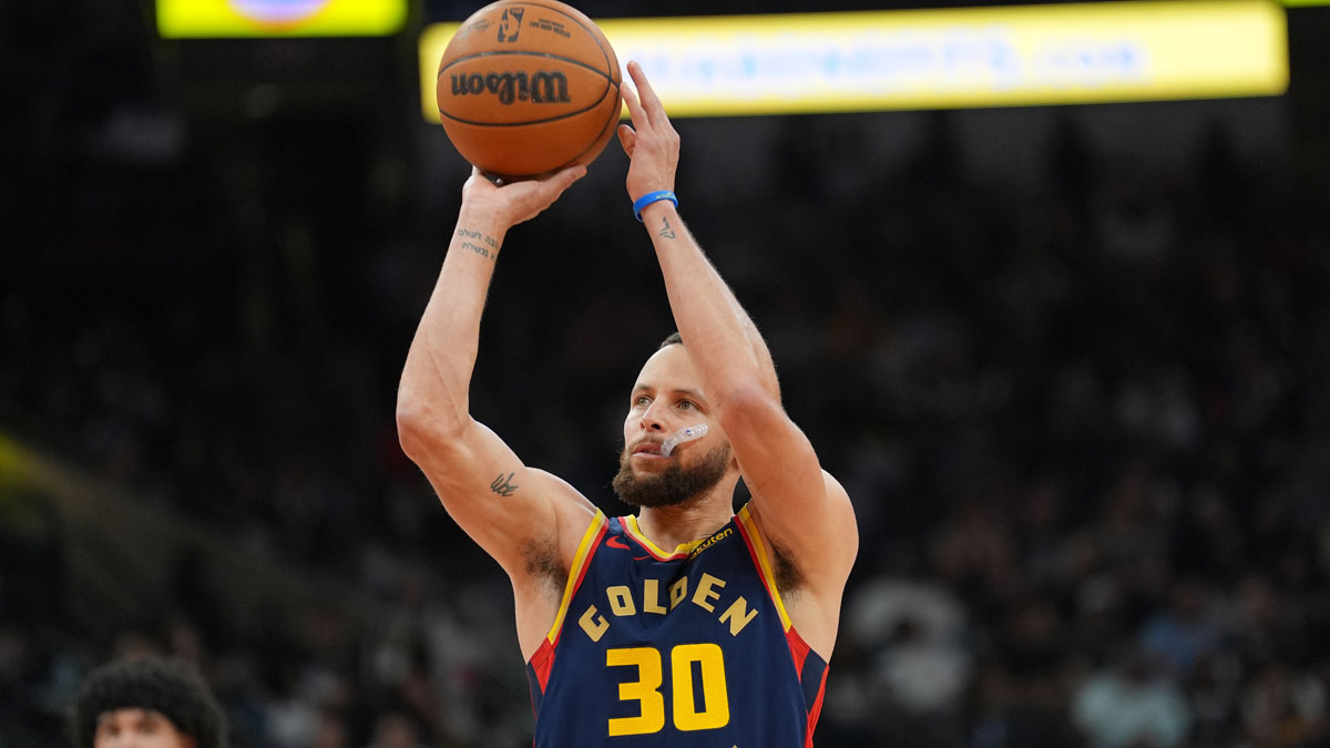 Golden State Warriors guard Stephen Curry (30) shoots a free throw in the first half against the San Antonio Spurs at Frost Bank Center.