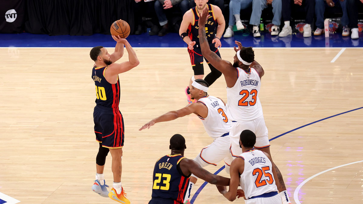 Golden State Warriors guard Stephen Curry (30) shoots a three point shot against New York Knicks guard Josh Hart (3) and center Mitchell Robinson (23) during the first quarter at Madison Square Garden.
