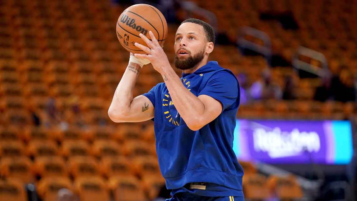 Golden State Warriors guard Stephen Curry (30) warms up before the start of the game against the Memphis Grizzlies at the Chase Center.