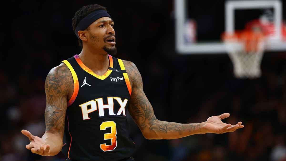 Phoenix Suns guard Bradley Beal (3) reacts against the Oklahoma City Thunderduring the first half at Footprint Center.