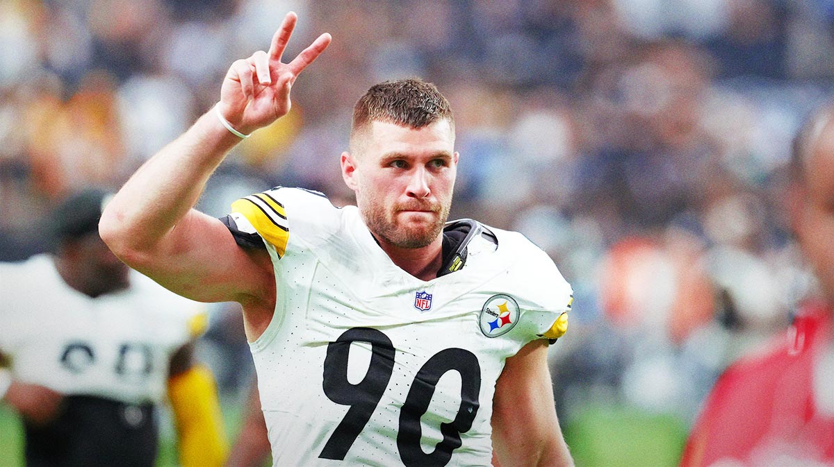 Pittsburgh Steelers linebacker T.J. Watt (90) salutes the crowd after the Steelers defeated the Las Vegas Raiders at Allegiant Stadium.