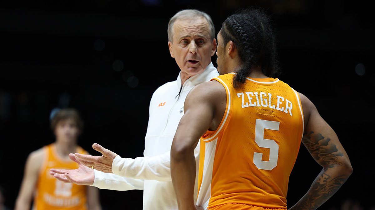 Tennessee Volunteers head coach Rick Barnes talks with guard Zakai Zeigler (5) in the first half during the Midwest Regional final of the 2025 NCAA tournament at Lucas Oil Stadium.