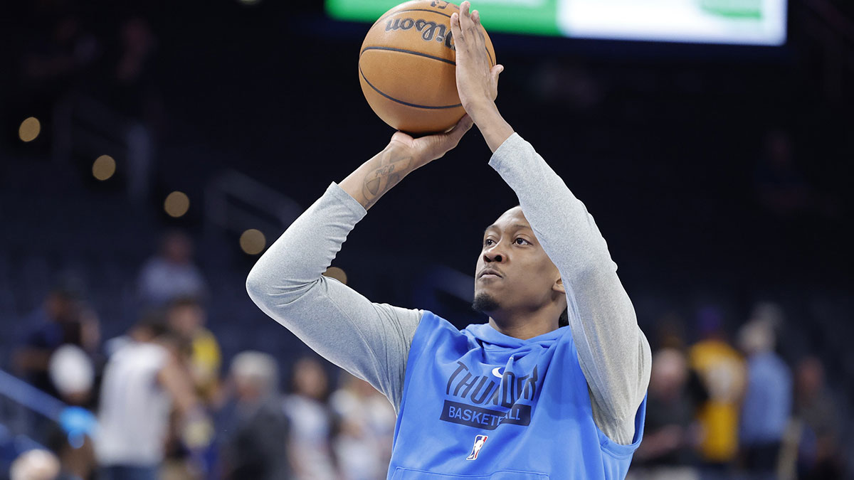 The Thunder Jalen Williams striker warms up before the start of a match against the Los Angeles Lakers at the Paycc Center