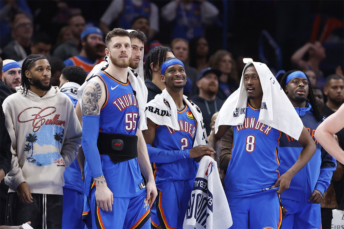 Shai Gilgeous-Alexander (2), forward Jalen Williams (8) and guard Luguentz Dort (5) watch the end of a game against the New Orleans Pelicans at Paycom Center