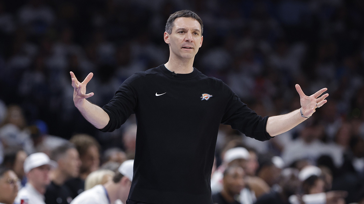 Thunder head coach Mark Daigneault gestures to his team during a play against the Memphis Grizzlies in the second half at Paycom Center