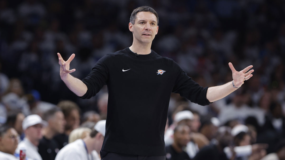 Thunder head coach Mark Daigneault gestures to his team during a play against the Memphis Grizzlies in the second half at Paycom Center