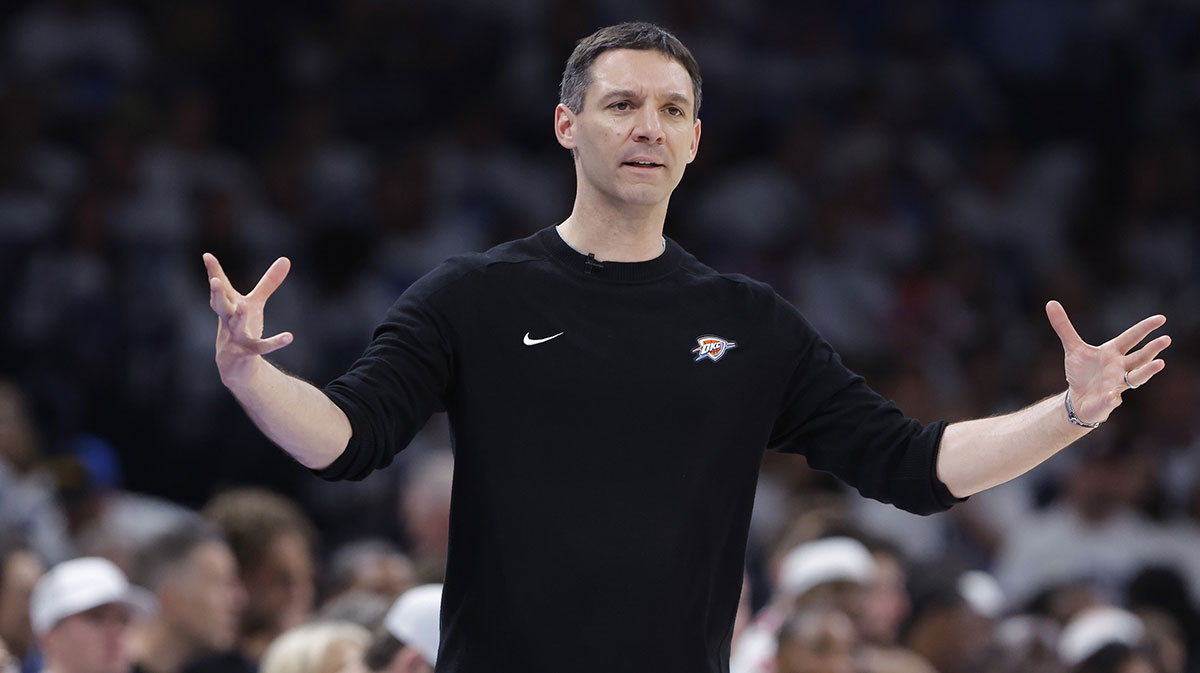 Thunder head coach Mark Daigneault gestures to his team during a play against the Memphis Grizzlies in the second half at Paycom Center