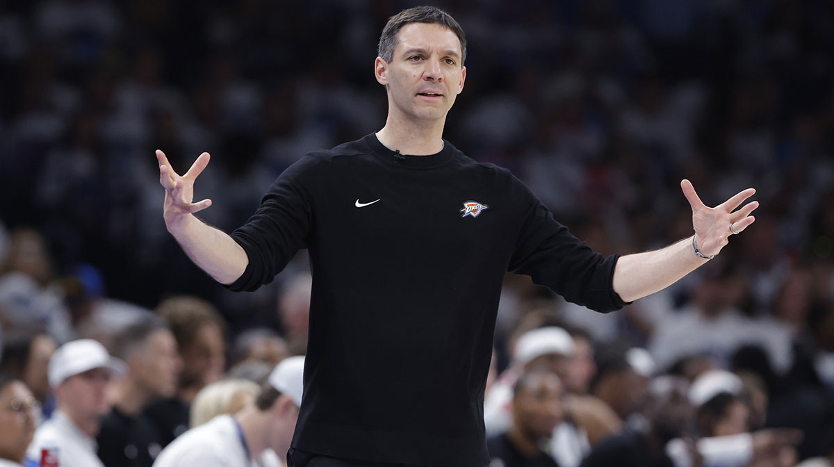 Thunder head coach Mark Daigneault gestures to his team during a play against the Memphis Grizzlies in the second half at Paycom Center next to Aaron Wiggins