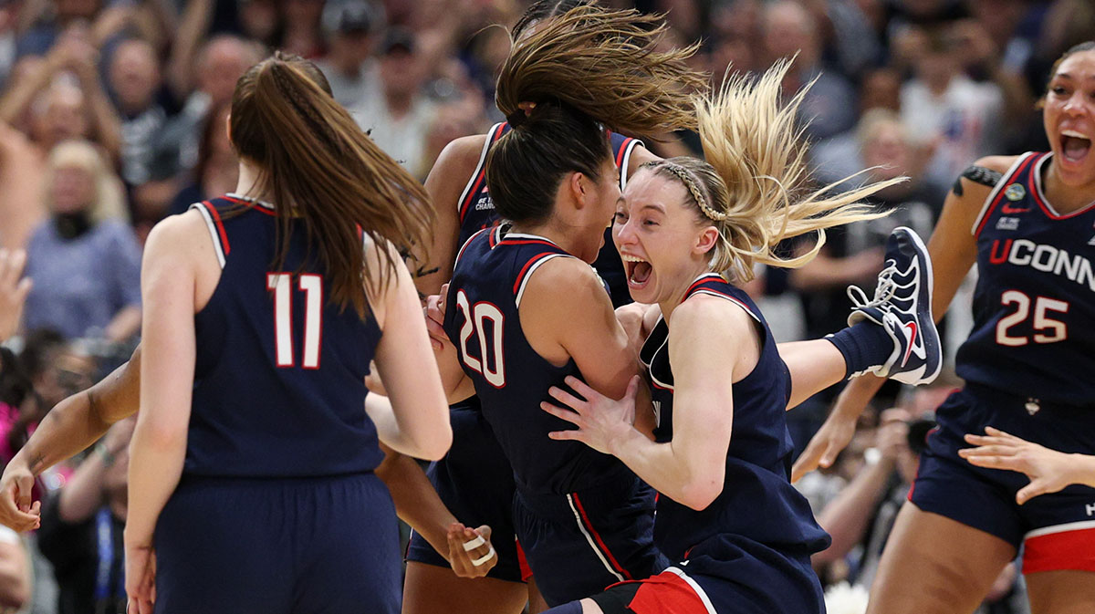 Connecticut Huskies guard Paige Bueckers (5) celebrates with her teammates after winning the national championship of the women's 2025 NCAA tournament against the South Carolina Gamecocks at Amalie Arena.