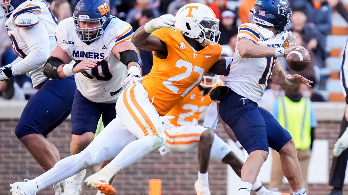 Tennessee defensive lineman James Pearce Jr. (27) sacks UTEP quarterback JP Pickles (19) during a college football game between Tennessee and UTEP at Neyland Stadium.