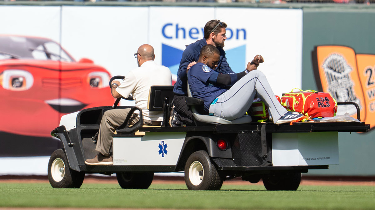 Seattle Mariners right fielder Victor Robles (10) hurt during the play against the San Francisco Giants during the ninth inning attended medical personal at Oracle Park.