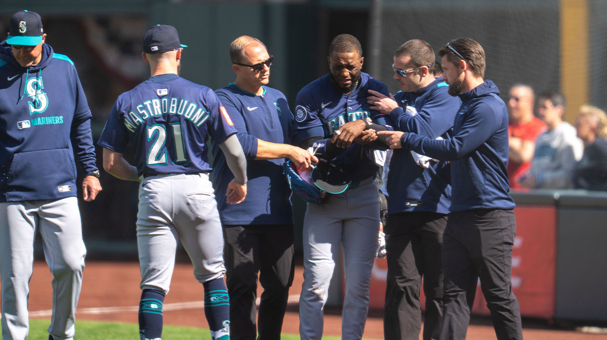 Mariners RF Victor Robles suffers painful injury after catch of the year vs. Giants