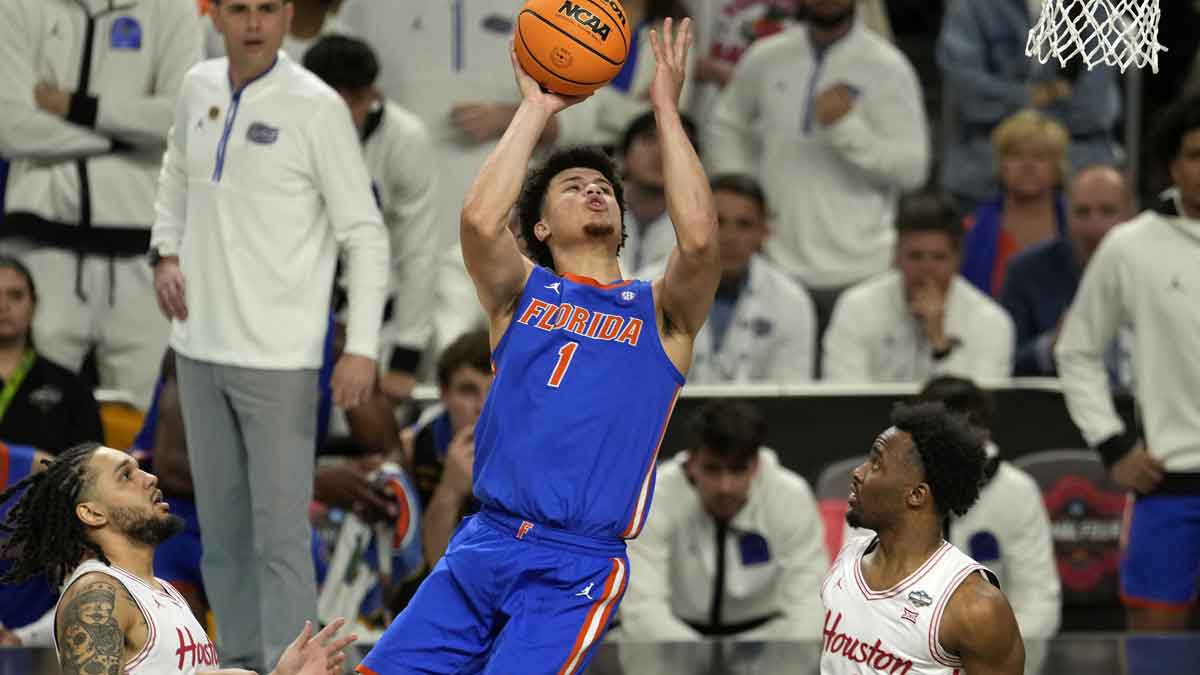 Florida Gators guard Walter Clayton Jr. (1) shoots the ball against Houston Cougars guard L.J. Cryer (4) during the second half in the national championship game of the Final Four of the 2025 NCAA Tournament at the Alamodome.Mandatory Credit: Scott Wachter-Imagn Images