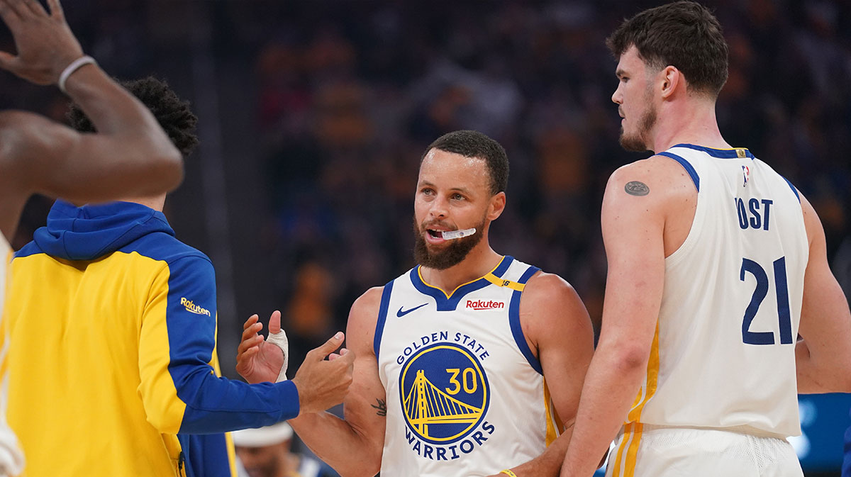 Golden State Warriors guard Stephen Curry (30) walks towards the team bench during a timeout against the Memphis Grizzlies in the first quarter at the Chase Center.