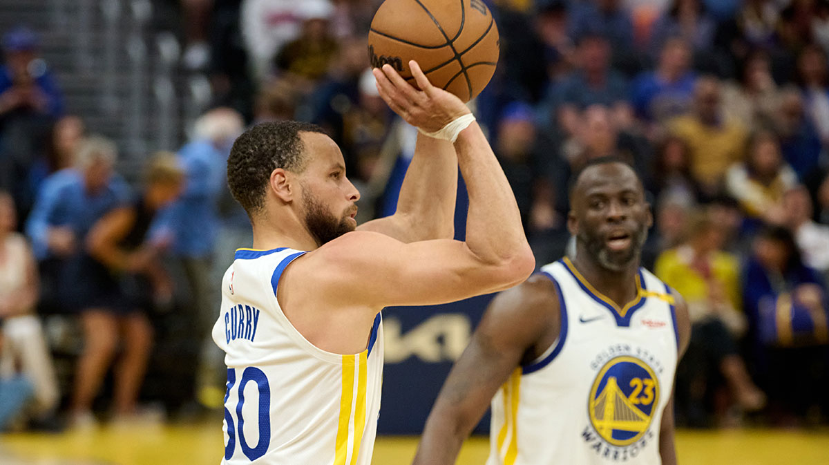 Warriors goalkeeper Stephen Curry (30) pulls the ball while the Golden State Warriors Draymond Green (23) striker looks against the clippers during the second quarter at the Chase Center