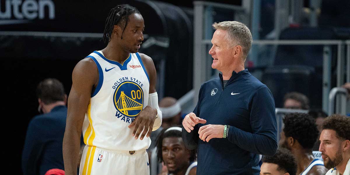 Warriors head coach Steve Kerr (right) talks to forward Jonathan Kuminga (00)