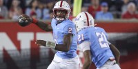 Houston Cougars quarterback Zeon Chriss (2) looks to throw the ball to running back Stacy Sneed (21) during the third quarter against the Baylor Bears at TDECU Stadium.