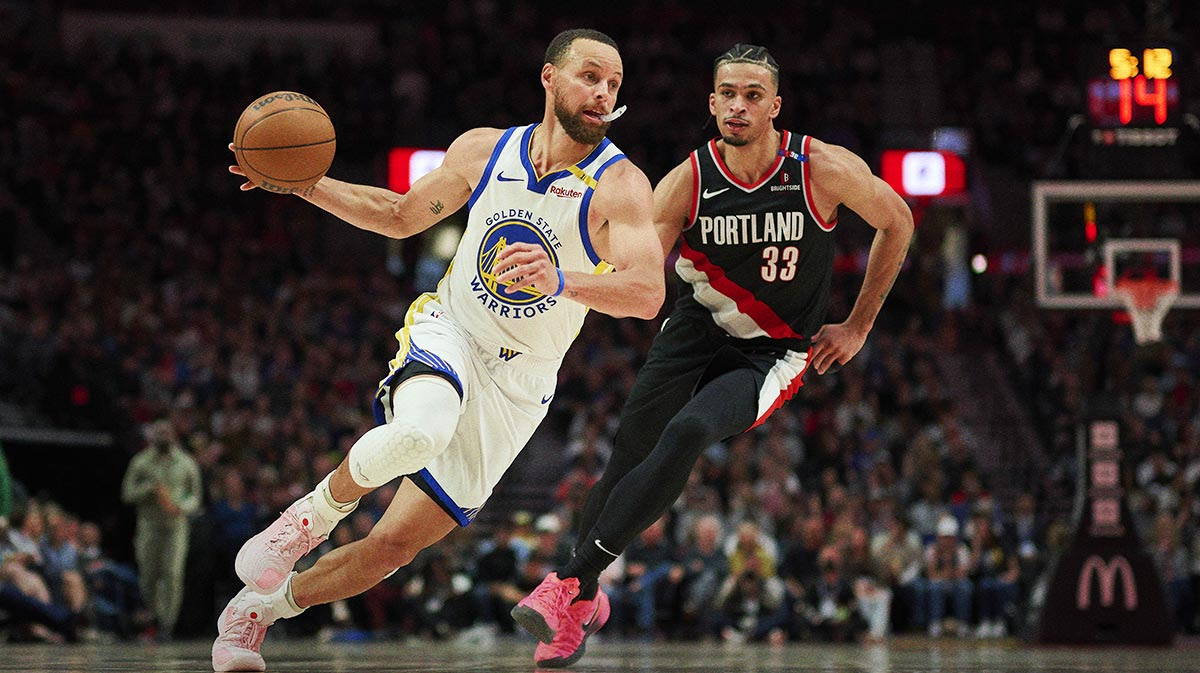 Golden State Warriors guard Stephen Curry (30) drives to the basket during the second half against Portland Trail Blazers forward Toumani Camara (33) at Moda Center.