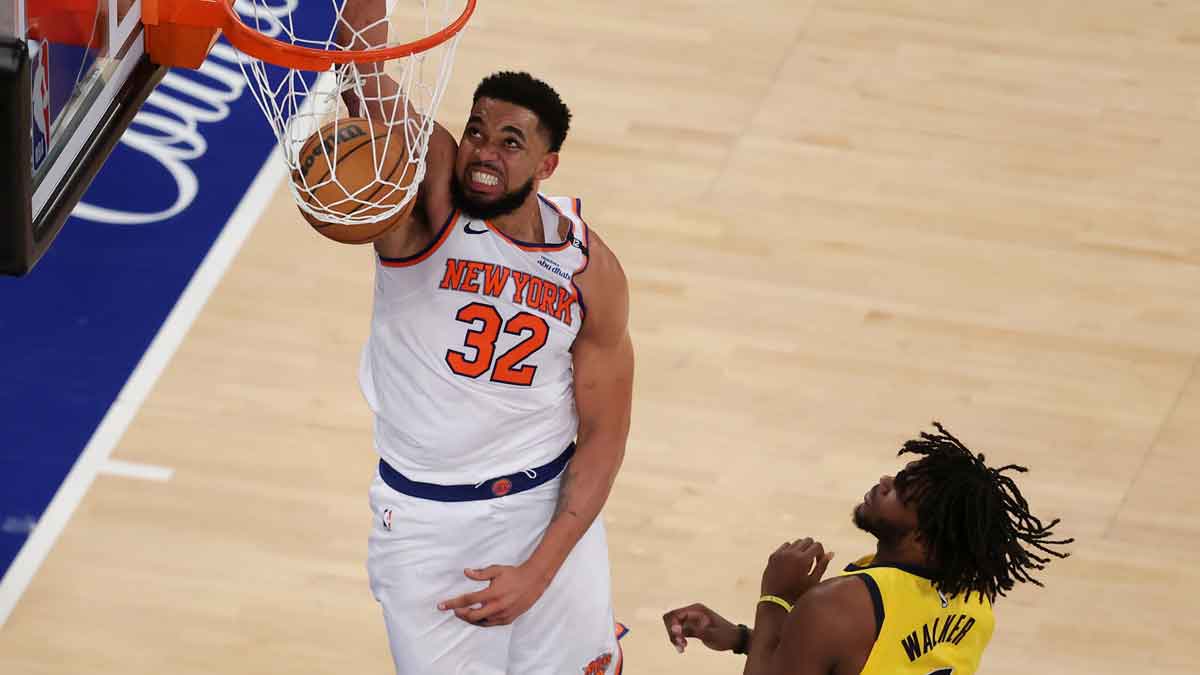 New York Knicks center Karl-Anthony Towns (32) dunks against Indiana Pacers forward Jarace Walker (5) in the fourth quarter during game five of the eastern conference finals for the 2025 NBA Playoffs at Madison Square Garden.