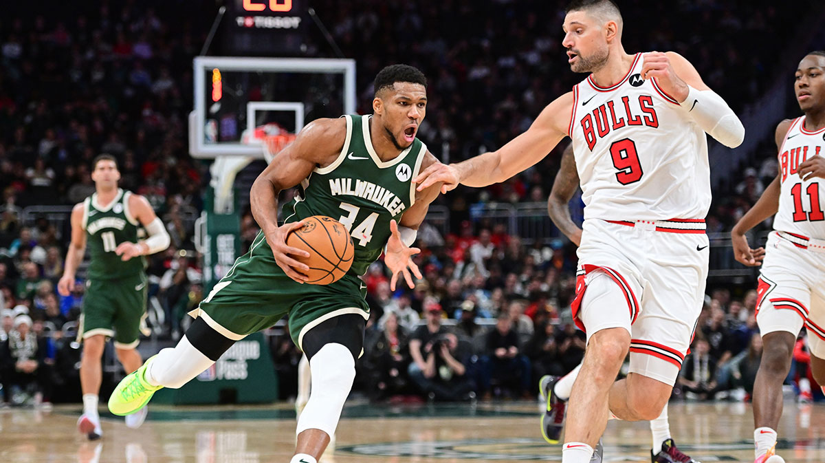 The Milwaukee Bucks striker, Giannis Antetokounmpo (34 years old), the basket against the center of the Chicago Bulls Nikola Vacevic (9) in the fourth quarter at the Fizerv Forum.