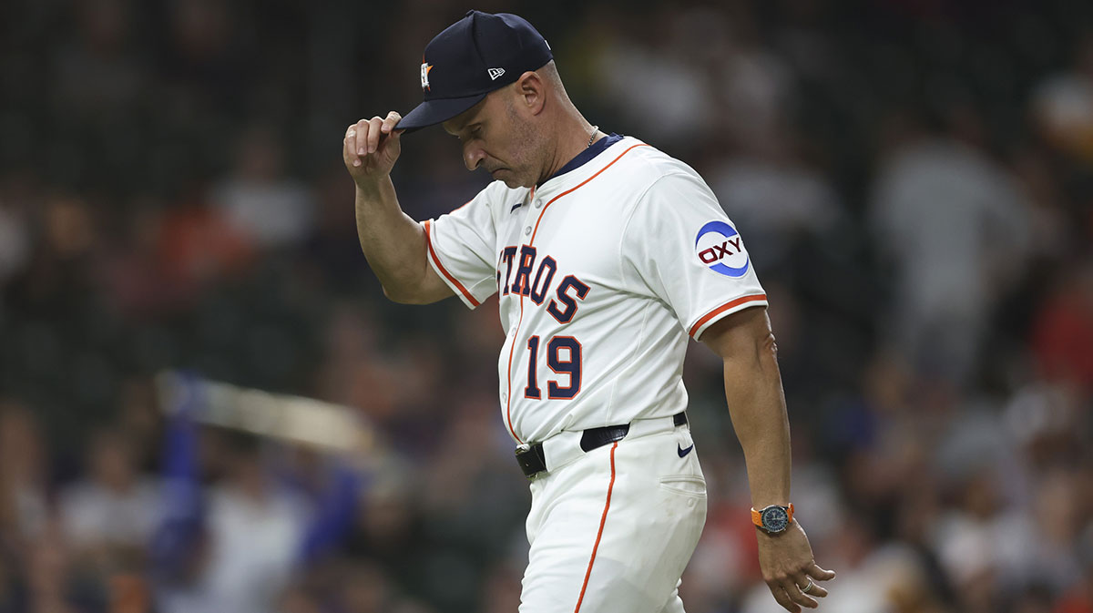 Houston Astros manager Joe Espada (19) walks off the mound after a pitching change during the seventh inning against the Toronto Blue Jays at Daikin Park.