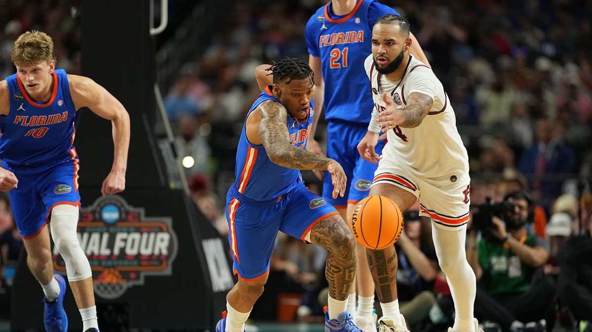 Florida Gators guard Alijah Martin (15) chases the ball against Auburn Tigers forward Johni Broome (4) during the second half in the semifinals of the men's Final Four of the 2025 NCAA Tournament at the Alamodome.
