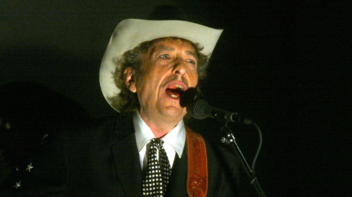 Bob Dylan, whose voice has sounded great at the 2025 Outlaw Festival, performing at the Grammys in 2002.