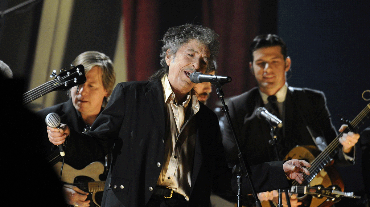 Bob Dylan, who kicked off the 2025 Outlaw Music Festival by playing his iconic song Mr Tambourine Man, singing at the Grammys.