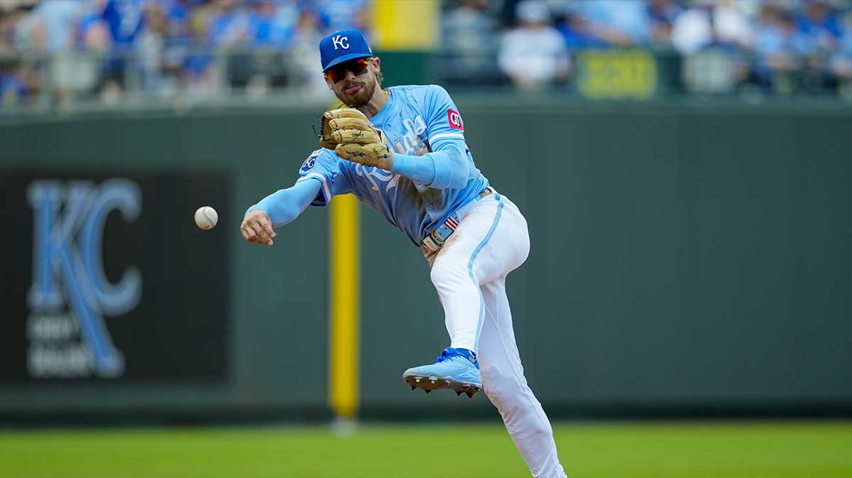 Kansas City Royals shortstop Bobby Witt Jr. (7) throws to first base during the fifth inning against the Chicago White Sox at Kauffman Stadium.