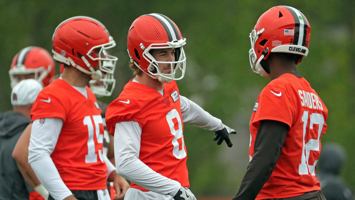 Cleveland Browns quarterback Kenny Pickett gestures to rookie Shedeur Sanders during an NFL practice at the Cleveland Browns training facility on Wednesday, May 28, 2025, in Berea, Ohio.