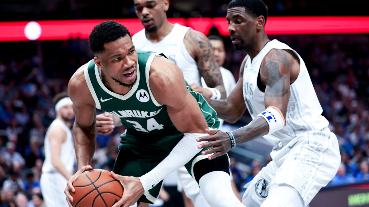 Bucks forward Giannis Antetokounmpo (34) controls the ball