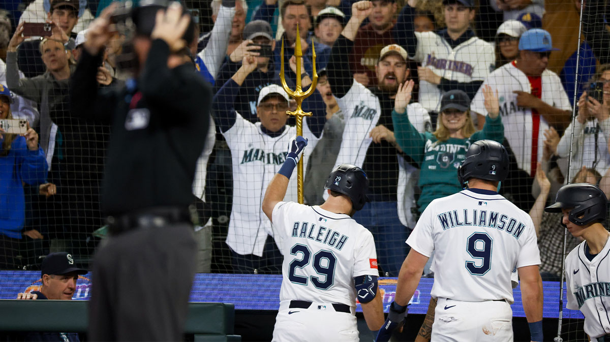 Mariners’ Cal Raleigh ties Shohei Ohtani for HR lead with monster blast vs. Twins