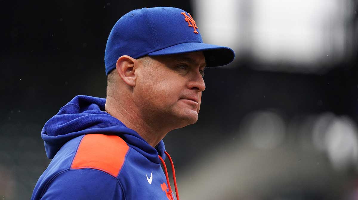 New York Mets manager Carlos Mendoza visits the field after New York Mets first baseman Pete Alonso (20) was hit by a pitch during the game against the Chicago White Sox at Citi Field.