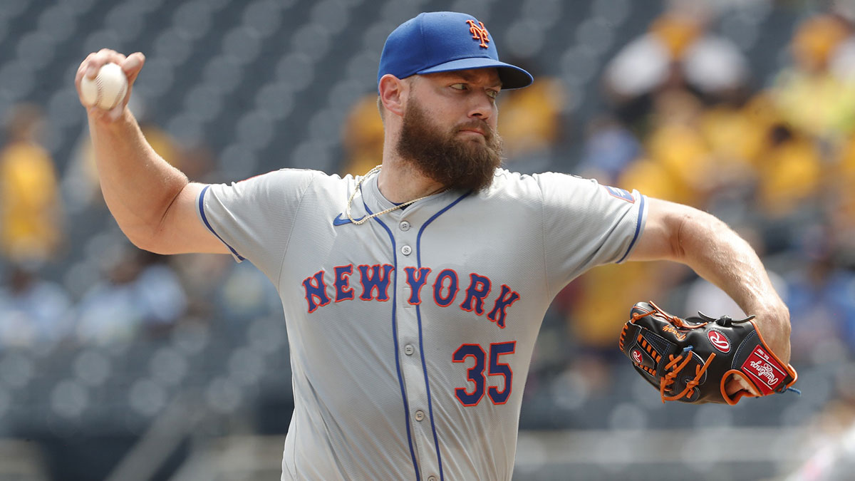 New York Mets relief pitcher Adrian Houser (35) throws against the Pittsburgh Pirates during the eighth inning at PNC Park. The White Sox are nearing a deal for him.